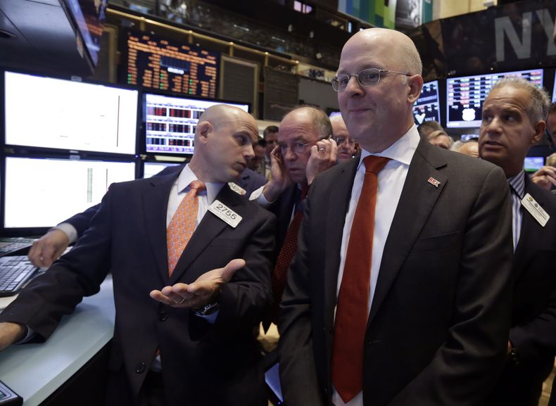 El director general del Brixmor Property Group, Michael Carroll, en primer plano a la derecha, observa las cotizaciones de su compa&ntilde;&iacute;a en la oferta p&uacute;blica inicial de esta en la Bolsa de Valors de Nueva York, el mi&eacute;rcoles 30 de