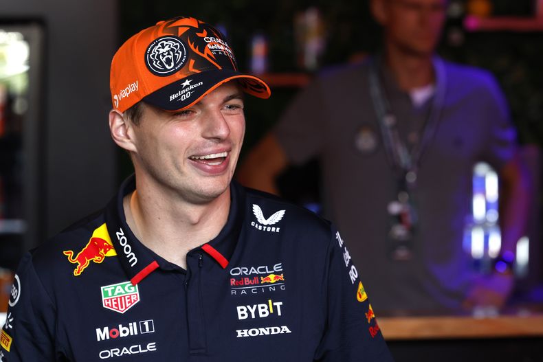 El holandés de Red Bull Max Verstappen sonríe mientras platica con aficionados antes del Gran Premio de Bélgica en Spa-Francorchamps el jueves 25 de julio del 2024. (AP Foto/Geert Vanden Wijngaert)