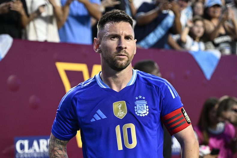 El delantero y capitán argentino Lionel Messi durante el primer tiempo del partido amistoso contra Guatemala, el viernes 14 de junio de 2024, en Landover, Maryland. (AP Foto/Nick Wass)