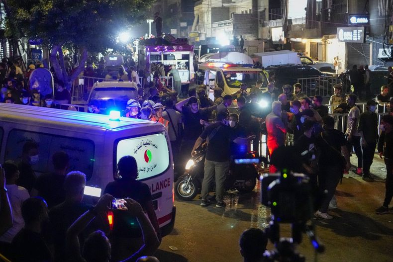 Rescatistas trabajan en el sitio donde cayó un misil israelí, el viernes 20 de septiembre de 2024, en los suburbios del sur de Beirut. (AP Foto/Hassan Ammar)