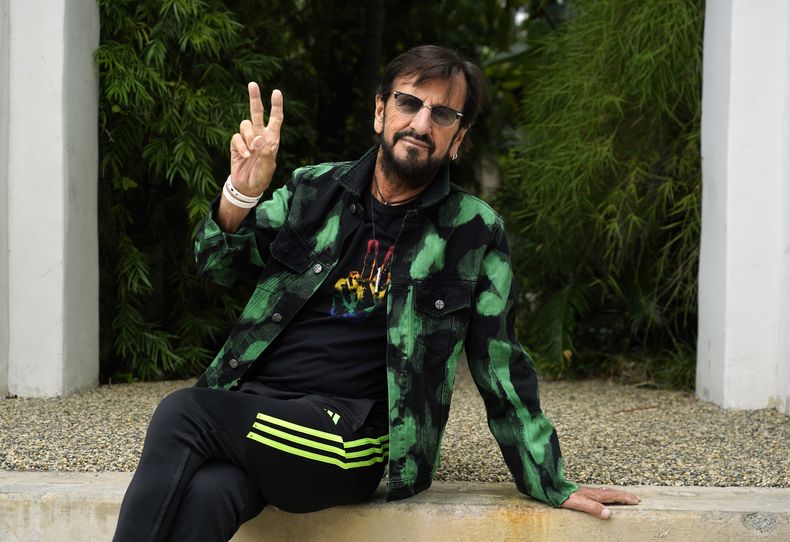 Ringo Starr posa para un retrato el 5 de septiembre de 2023, en el Hotel Sunset Marquis en West Hollywood, California, para promover su EP Rewind Forward que será lanzado el 13 de octubre. (Foto AP/Chris Pizzello)