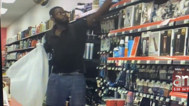 captado en camara hombre robando maquinas de afeitar de una tienda en midtown