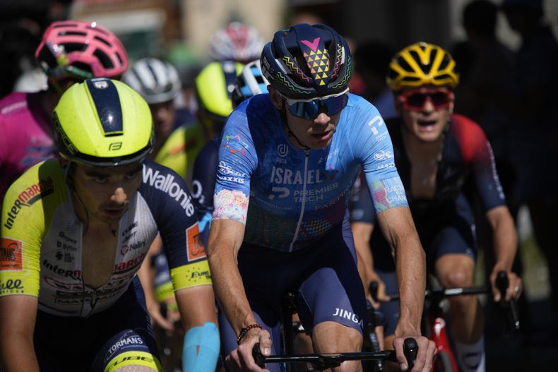 ARCHIVO - Foto del jueves 14 de julio del 2025, el belga Kobe Goossens, el británico Chris Froome y el británico Thomas Pidcock en lacima al Col de la Croix de Fer pass en la 12ma etapa del Tour de Francia. (AP Foto/Daniel Cole, Archivo)