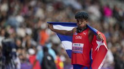 El cubano Robiel Yankiel Sol Cervantes celebra tras ganar el salto en largo masculino T47 durante los Juegos Paralímpicos 2024, el martes 3 de septiembre de 2024, en París, Francia. (AP Foto/Thibault Camus)