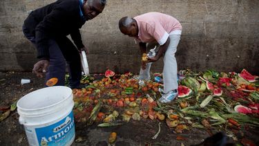 Ante la crisis, venezolanos buscan comida en basurales