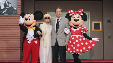 ARCHIVO - Mickey Mouse, de izquierda a derecha, Elizabeth Gluck, Richard M. Sherman y Minnie Mouse posan para una foto durante una ceremonia de homenaje a los hermanos Sherman en la que se renombró el Disney Studios Soundstage A durante el estreno mundial de Christopher Robin de Disney en Walt Disney Studios el 30 de julio de 2018 en Burbank, California. (Foto by Willy Sanjuan/Invision/AP, Archivo)