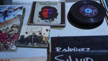 Las carátulas de discos de vinilo se exhiben en la segunda feria anual RPM en La Habana, Cuba, el viernes 13 de diciembre de 2024. (Foto AP/ Ramón Espinosa)
