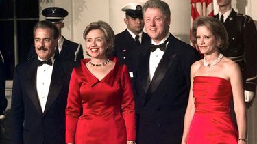 ARCHIVO - El presidente Bill Clinton y la primera dama Hillary Clinton posan para la foto con el presidente de Colombia, Andrés Pastrana, izquierda, y la primera dama Nohra Puyana de Pastrana, derecha, en la Casa Blanca, Washington, 28 de octubre de 1998. (AP Foto/ Susan Walsh )