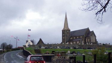 ARCHIVO - La normalmente custodiada iglesia protestante de Drumcree, cerca de la localidad de Portadown, el 2 de diciembre de 1999. (AP Foto/Adam Butler, archivo)