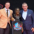 El exjugador de la NFL Drew Brees, a la izquierda, devela su busto junto a Sean Payton durante la ceremonia de inducción al Salón de la Fama del Fútbol Americano Profesional en el Salón de la Fama del Fútbol Americano Profesional, en Canton, Ohio, el sábado 8 de agosto de 2026. (Foto AP/Sue Ogrocki)