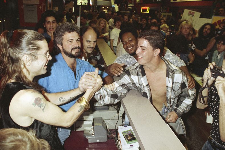 ARCHIVO - El rockero Ozzy Osbourne saluda a sus fans en Tower Records, en el centro de Manhattan, Nueva York, el 17 de septiembre de 1991, al inaugurar el lanzamiento de su nuevo álbum No More Tears. Osbourne sorprendió a las cerca de 200 personas que se congregaron en la tienda para adquirir los esperados álbumes de Guns and Roses, Illusion I e Illusion II, que salieron a la venta a medianoche. (Foto AP/Luiz Ribeiro, archivo)
