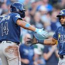 Cedric Mullins (derecha), de los Rays de Tampa Bay, celebra con Chandler Simpson (14) tras conectar un jonrón de dos carreras durante la quinta entrada de un partido de béisbol contra los Reales de Kansas City, el jueves 2 de julio de 2026, en Kansas City, Misuri. (Foto AP/Charlie Riedel)