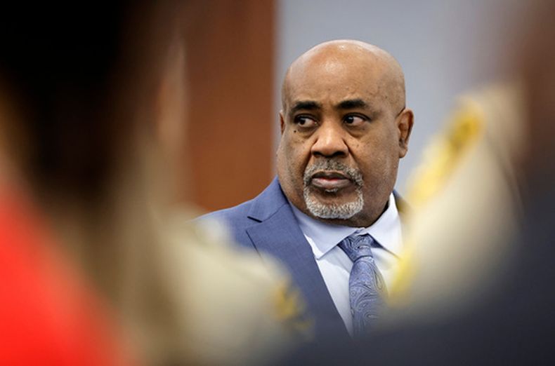 Duane Davis comparece ante el tribunal durante su juicio por asesinato, relacionado con la muerte del rapero Tupac Shakur en 1996, en el Centro de Justicia Regional del Tribunal de Distrito del Condado de Clark en Las Vegas, el lunes 17 de agosto de 2026. (Steve Marcus/Pool Photo via AP)