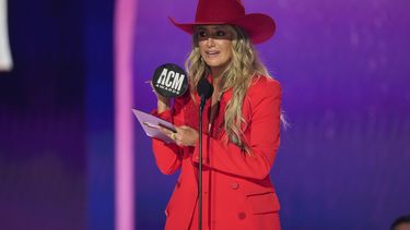 Lainey Wilson acepta el premio al artista del año durante la 59a edición anual de los Premios de la Academia de Música Country el jueves 16 de mayo de 2024 en el Ford Center en Frisco, Texas. (Foto AP/Chris Pizzello)