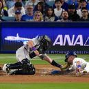 Dalton Rushing (derecha), de los Dodgers de Los Ángeles, es puesto fuera (tagged out) por el receptor de los Rockies de Colorado, Braxton Fulford, mientras intenta anotar tras un toque de bola de jugada de selección de Miguel Rojas durante la quinta entrada de un partido de béisbol, el martes 7 de julio de 2026, en Los Ángeles. (Foto AP/Mark J. Terrill)