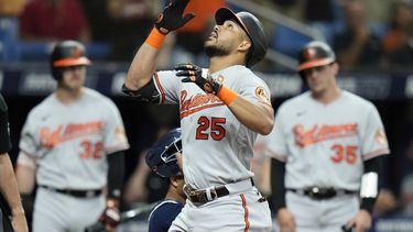 El venezolano Anthony Santander, de los Orioles de Baltimore, festeja luego de conectar un jonrón de dos carreras ante los Rays de Tampa Bay, el martes 20 de junio de 2023 (AP Foto/Chris OMeara)