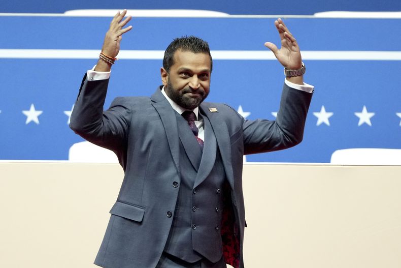 Kash Patel, el elegido por el presidente Donald Trump para ser el director del FBI, llega para hablar en un desfile de la toma de posesión en Washington, el lunes 20 de enero de 2025. (AP Foto/Matt Rourke)