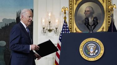 El presidente Joe Biden llega para hablar en la Sala de Recepción Diplomática de la Casa Blanca, el jueves 8 de febrero de 2024, en Washington. (Foto AP/Evan Vucci)