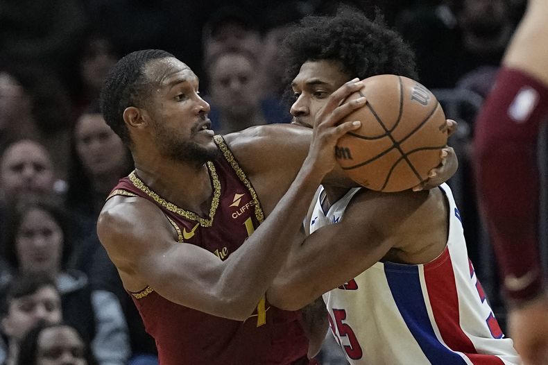 El escolta de los Cavaliers de Cleveland Evan Mobley (izquierda) traslada mientras es defendido por el alero de los Pistons de Detroit Marvin Bagley III, en la segunda mitad del juego del torneo In-Season de la NBA, el viernes 17 de noviembre de 2023, en Cleveland. (AP Foto/Sue Ogrocki)