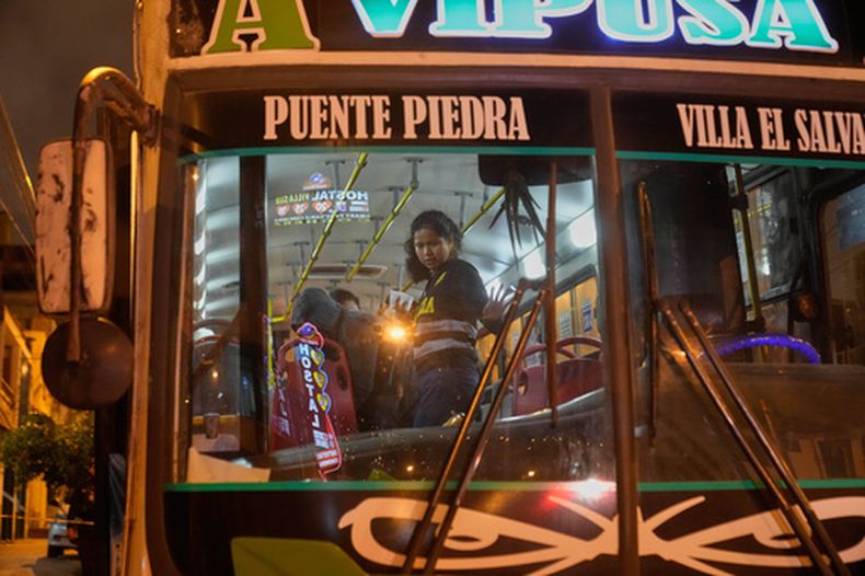 Investigadores de la Unidad de Criminalística se ven de pie en el lugar donde un conductor de autobús fue asesinado en el vecindario de Villa El Salvador en Lima, Perú, el lunes 17 de agosto de 2026. (AP Foto/Martin Mejia)