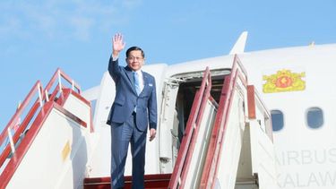 Foto entregada por la Oficina de la Presidencia de Myanmar que muestra al presidente Min Aung Hlaing al salir rumbo a la Malasia, en el Aeropuerto Internacional de Naipidó, Myanmar, el 7 de octubre del 2026. (Oficina de la Presidencia de Myanmar via AP)