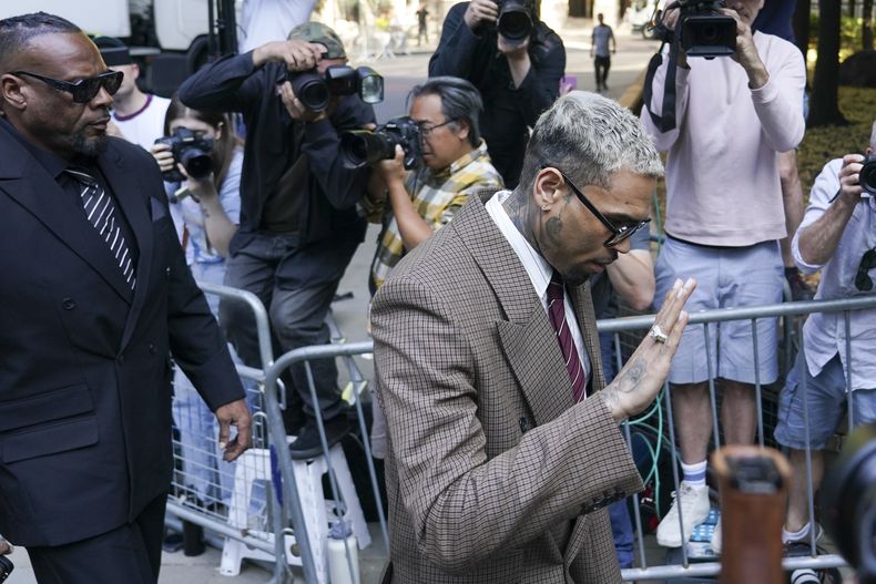 El cantante ganador del Grammy Chris Brown llega al Tribunal de la Corona de Southwark, en Londres, el viernes 11 de julio de 2025. (AP Photo/Alberto Pezzali)