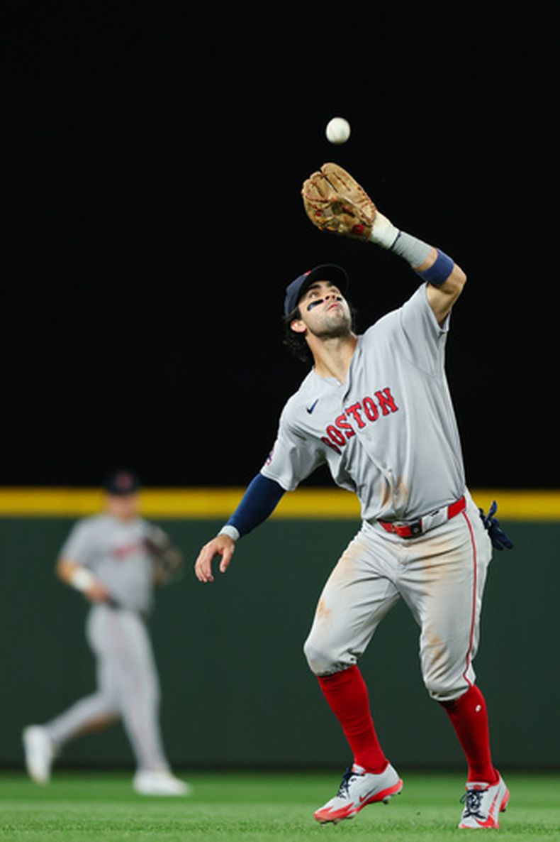 El jugador de cuadro de los Medias Rojas de Boston, Marcelo Mayer, atrapa un elevado conectado por el jugador de cuadro de los Marineros de Seattle, Cole Young, en la novena entrada de un partido de béisbol, el sábado 20 de junio de 2026, en Seattle. (Foto AP/Kevin Ng)