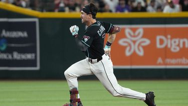 Corbin Carroll, de los Diamondbacks de Arizona, corre después de conectar un triple contra los Rockies de Colorado en la primera entrada del juego de béisbol de Grandes Ligas, el domingo 24 de mayo de 2026, en Phoenix. (AP Foto/Rick Scuteri)