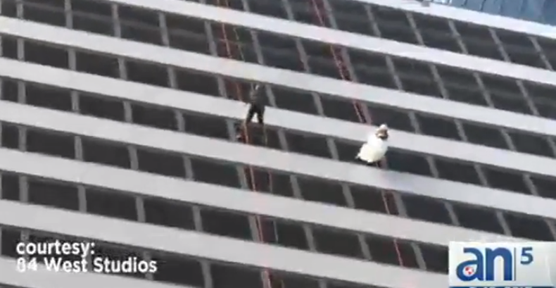En una mezcla de adrenalina y amor, Melissa López y Chris Cruz se casaron en la azotea del hotel JW Marriot Marquis de Miami y luego descendieron con cuerdas por las paredes de edificio.