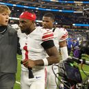 El quarterback Jaxson Dart (izquierda) de los Giants de Nueva York camina fuera del campo junto a Malik Nabers (1) tras el partido contra los Rams de Los Ángeles, el lunes 21 de septiembre de 2026, en Inglewood, California. (AP Foto/Caroline Brehman)