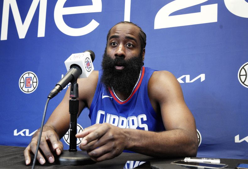 James Harden responde a preguntas de los reporteros durante la conferencia de prensa de su presentación con los Clippers de Los Ángeles en las instalaciones del equipo el jueves 2 de noviembre del 2023. (AP Foto/Richard Vogel)