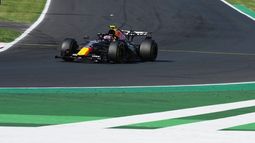 El piloto de Red Bull, Liam Lawson (de Nueva Zelanda), maniobra con su monoplaza durante la sesión de clasificación previa al Gran Premio de Italia de Fórmula 1, en Monza, Italia, el sábado 5 de septiembre de 2026. (Foto AP/Antonio Calanni)