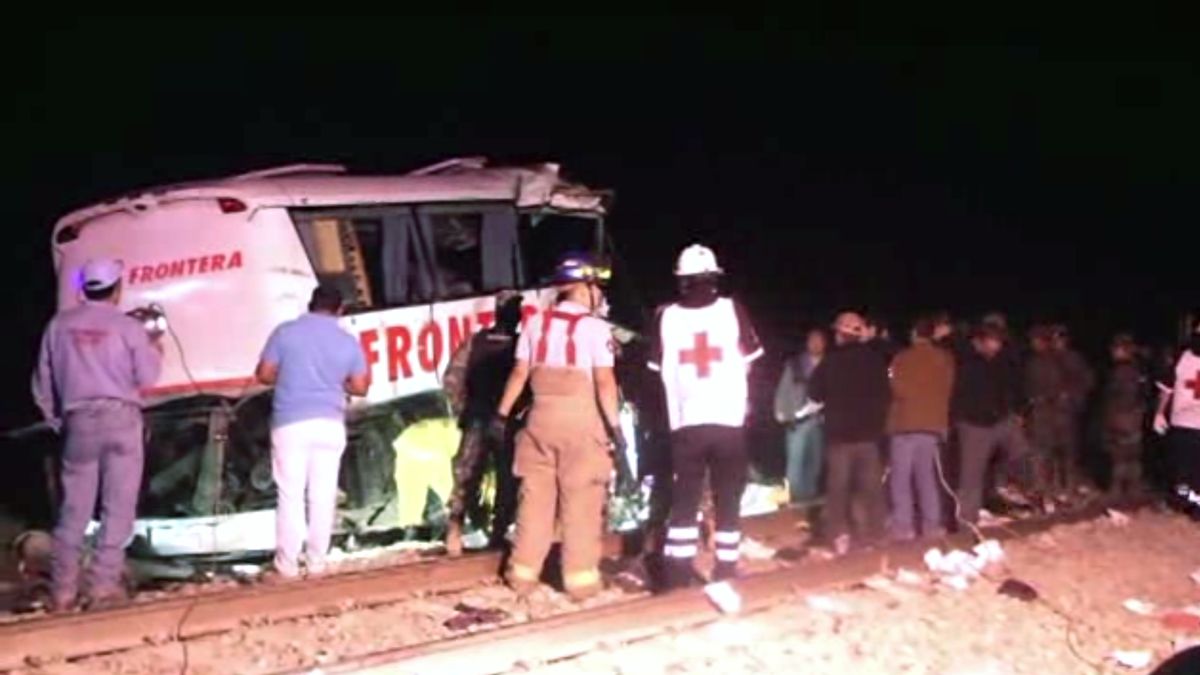 México Suben a 21 los muertos por choque de tren y autobús