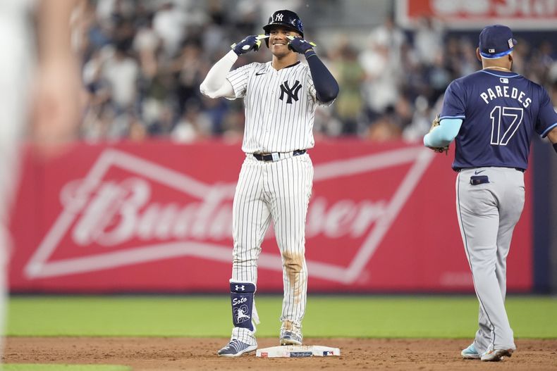 El dominicano Juan Soto, de los Yankees de Nueva York, festeja luego de conseguir un doble en el juego ante los Rays de Tampa Bay, el viernes 19 de julio de 2024 (AP Foto/Frank Franklin II)