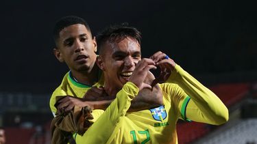 Giovane de Brasil, al frente, celebra junto a su compañero Matheus Martins tras anotar el cuarto gol de su equipo ante República Dominicana durante un partido del Grupo D del Mundial Sub20 en el estadio Malvinas Argentinas de Mendoza, Argentina, miércoles 24 de mayo, 2023. (AP Foto/Natacha Pisarenko)