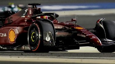 Leclerc y Ferrari mandan en Bahrein, abandono de Verstappen