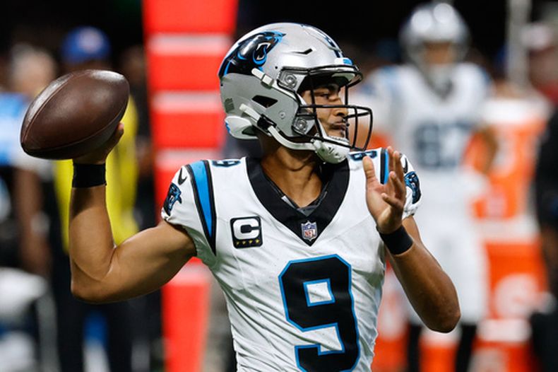 El quarterback de los Panthers de Carolina Bryce Young lanza el balón en el encuentro ante los Falcons de Atlanta el domingo 20 de septiembre del 2026. (AP Foto/Erik S. Lesser)
