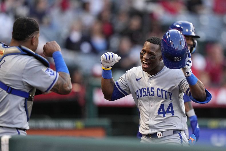El cubano Dairon Blanco (derecha), de los Reales de Kansas City, es felicitado por el venezolano Salvador Pérez, luego de conectar un jonrón de dos carreras ante los Angelinos de Los Ángeles, el jueves 9 de mayo de 2024 (AP Foto/Mark J. Terrill)