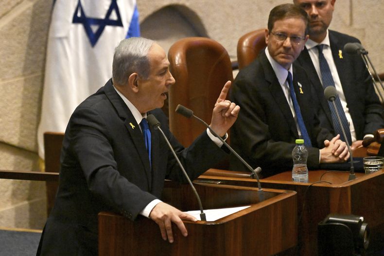 El primer ministro israelí, Benjamin Netanyahu, habla en la apertura de la 25 sesión de la Knéset en memoria del aniversario de la guerra de las Espadas de Hierro en Jerusalén, el lunes 28 de octubre de 2024. (Debbie Hill/Pool Foto via AP)