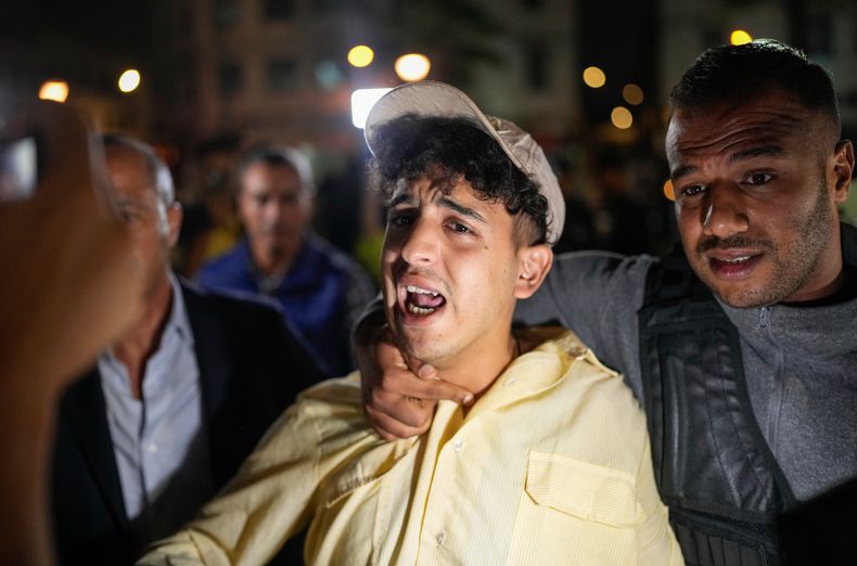 Un chico es detenido cuando participaba en una protesta liderada por jóvenes para reclamar reformas en sanidad y educación, en Casablanca, Marruecos, el lunes 29 de septiembre de 2025. (AP Foto/Mosaab Elshamy)