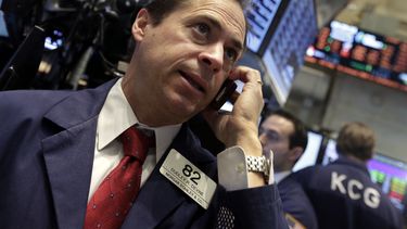 americateve | En esta foto del mi&eacute;rcoles 19 de febrero de 2014, el corredor de bolsa Dudley Devine usa su tel&eacute;fono m&oacute;vil mientras labora en el piso de la Bolsa de Valores de Nueva York. (Foto AP/Richard Drew)