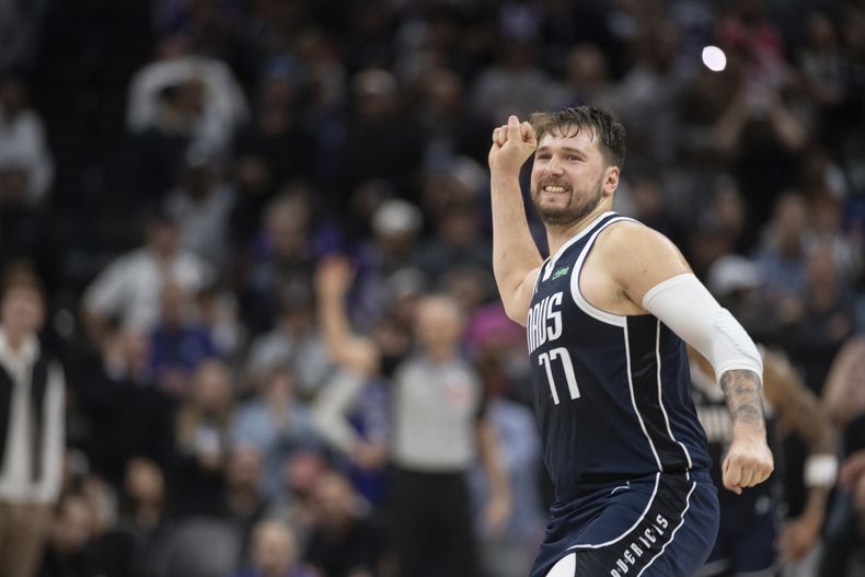 El esloveno Luka Doncic, de los Mavericks de Dallas, festeja un enceste de su equipo ante los Kings de Sacramento, el viernes 29 de marzo de 2024 (AP foto/José Luis Villegas)