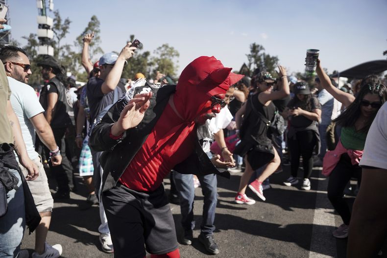Fans bailan con la banda mexicana El Gran Silencio durante su presentación en la 25ª edición del festival de música Vive Latino en la Ciudad de México, el sábado 15 de marzo de 2025. (Foto AP/Aurea Del Rosario)
