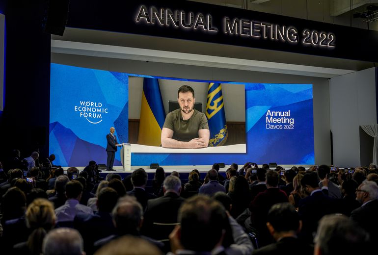Zelenskyy pide en Davos sanciones máximas contra Rusia