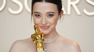 ARCHIVO - Mikey Madison, ganadora del premio a la mejor actriz por Anora, posa en la sala de prensa de los Oscar el 2 de marzo de 2025, en Los Ángeles. (Foto Jordan Strauss/Invision/AP, archivo)