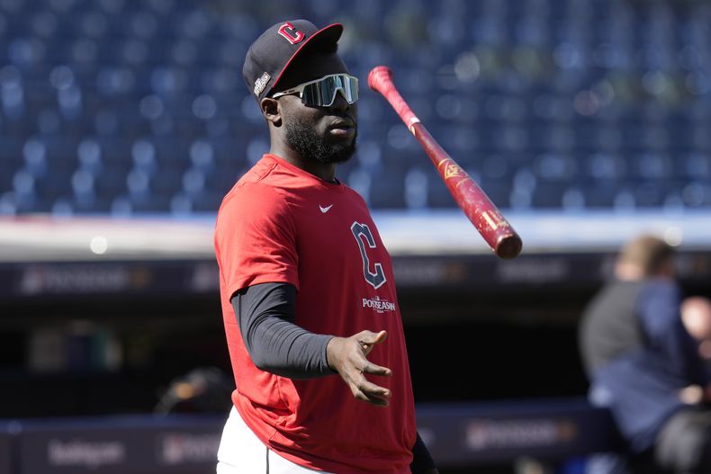 El dominicano Jhonkensy Noel, de los Guardianes de Cleveland, juguetea con su bate durante una práctica, el jueves 3 de octubre de 2024 (AP Foto/Sue Ogrocki)