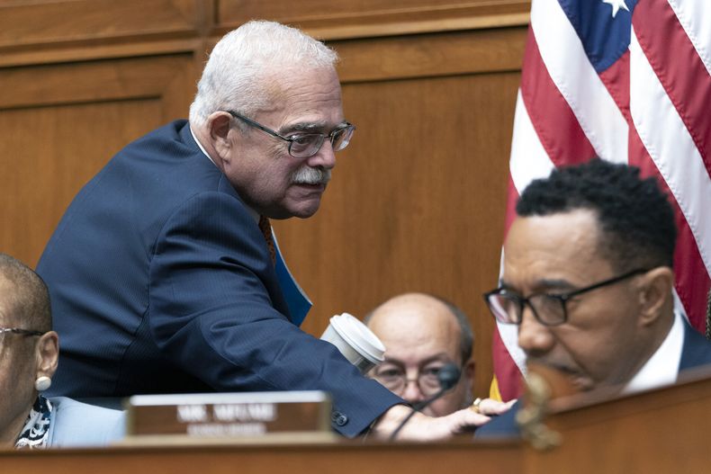 El representante demócrata Gerald Connolly (Virginia) saluda a su compañero demócrata Kweisi Mfume (Maryland), ambos de la Comisión para la Supervisión y Reforma del Gobierno de la Cámara de Representantes, en una audiencia en el Congreso el 17 de mayo del 2023. (Foto AP/Jacquelyn Martin)