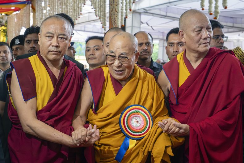 El líder espiritual tibetano Dalai Lama, al centro, llega a los festejos por su 90mo cumpleaños en el templo Tsuglakhang, el domingo 6 de julio de 2025, en Dharamshala, India. (AP Foto/Ashwini Bhatia)