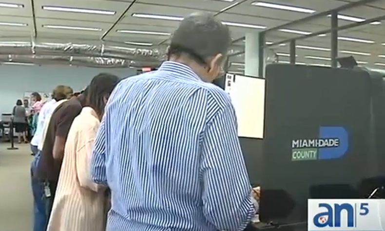 Hasta el último minuto las campañas se pelean por obtener el voto de la jornada de mañana que será la definitiva para cualquier candidato.