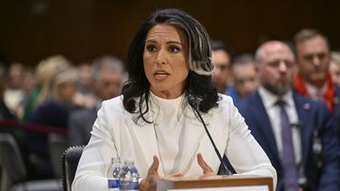 Tulsi Gabbard, nominada por el presidente Donald Trump como directora de Inteligencia Nacional, llega a su comparecencia ante la Comisión de Inteligencia del Senado en su audiencia de confirmación, en el Capitolio, el jueves 30 de enero de 2025, en Washington. (AP Foto/John McDonnell)
